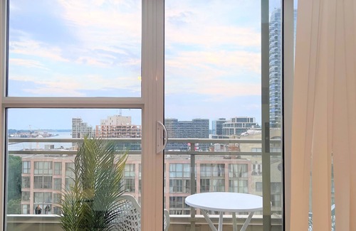 Downtown Toronto Condominio | 2-Lvl, 2-Bdrm, Furnished Penthouse Condo