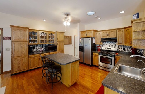 Saratoga Springs Casa | 2 M to Track, 1 Mile to National Prime/Golf, 4 bedroom, 2.5 bath - sleeps 8-10