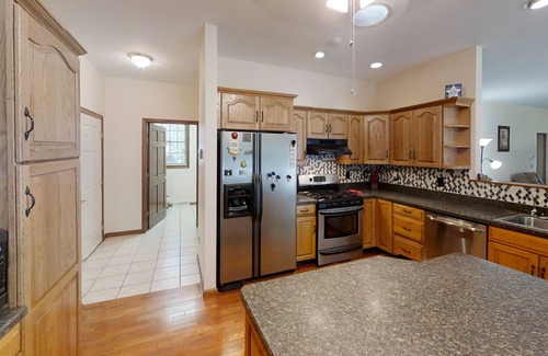Saratoga Springs Casa | 2 M to Track, 1 Mile to National Prime/Golf, 4 bedroom, 2.5 bath - sleeps 8-10