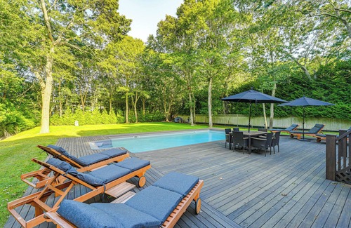 Wainscott Woods Casa | 2 Mi to Beach: Dog-Friendly Home in Wainscott!