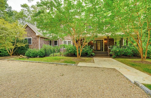 Wainscott Woods Casa | 2 Mi to Beach: Dog-Friendly Home in Wainscott!