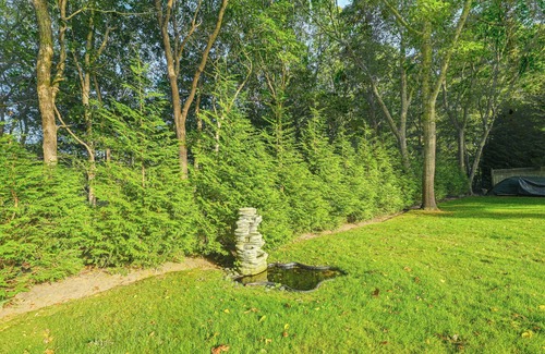 Wainscott Woods Casa | 2 Mi to Beach: Dog-Friendly Home in Wainscott!