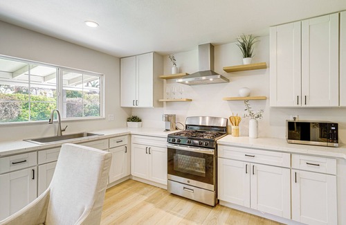 Via Marina Casa | 2 Mi to Beach: Pet-Friendly Oxnard Home w/ Yard