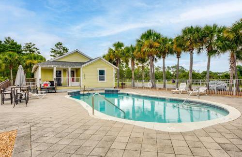 Carrabelle Casa | 2 Mi to Carrabelle Beach Home with Yard and Porch