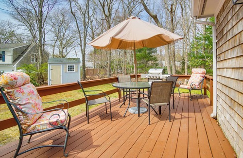 Centerville Casa | 2 Mi to Covell’s Beach: Centerville Home w/ Deck