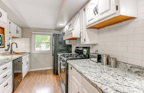 Lansing Apartamento | ~ 2 Mi to Downtown: Bright Apt in Lansing!
