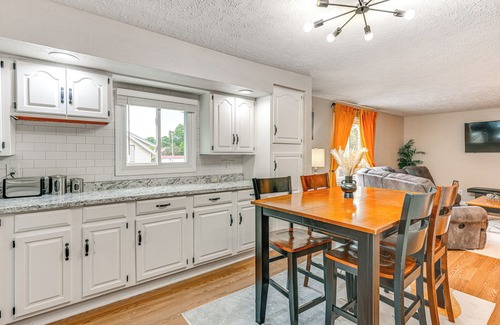Lansing Apartamento | ~ 2 Mi to Downtown: Bright Apt in Lansing!