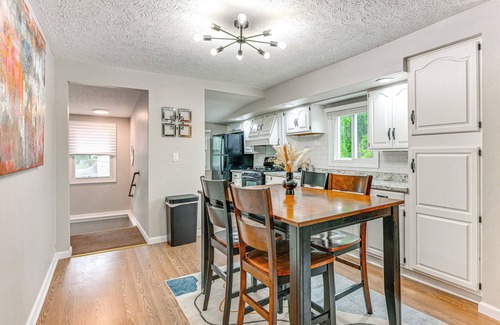 Lansing Apartamento | ~ 2 Mi to Downtown: Bright Apt in Lansing!