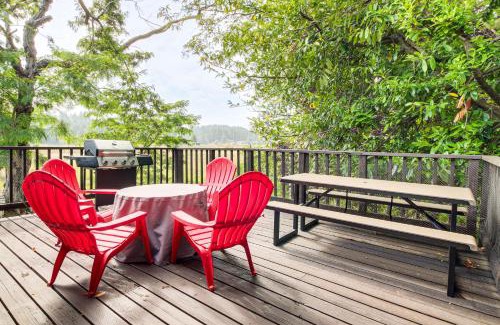 Coos Bay Casa | 2 Mi to Downtown Coos Bay Home with Deck, Fire Pits