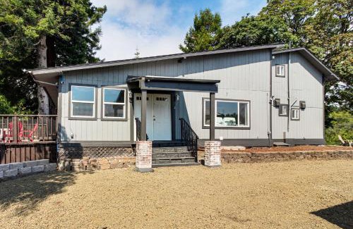 Coos Bay Casa | 2 Mi to Downtown Coos Bay Home with Deck, Fire Pits