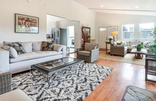 Coos Bay Casa | 2 Mi to Downtown Coos Bay Home with Deck, Fire Pits