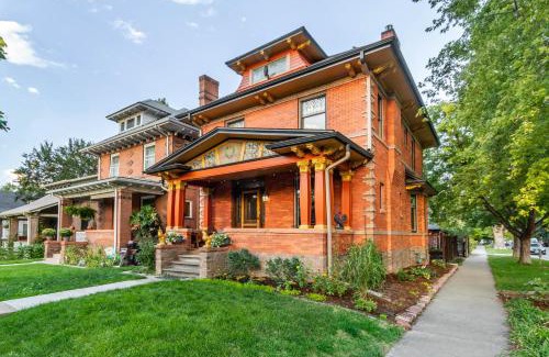 City Park Apartamento | 2 Mi to Downtown Denver Stylish Gem with Fireplace!