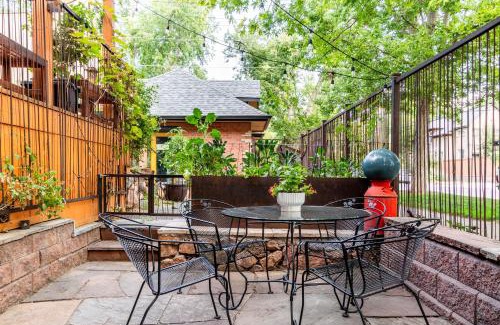 City Park Apartamento | 2 Mi to Downtown Denver Stylish Gem with Fireplace!