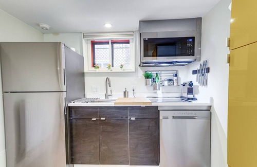 City Park Apartamento | 2 Mi to Downtown Denver: Stylish Gem w/ Fireplace!
