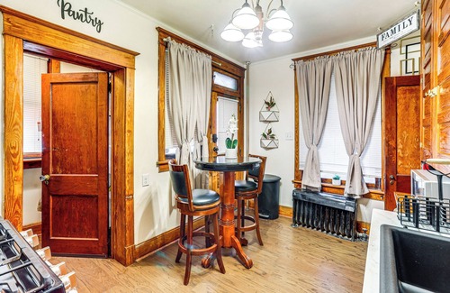 Harrisburg - Hershey Casa | 2 Mi to Dtwn: Harrisburg Escape w/ Furnished Deck!