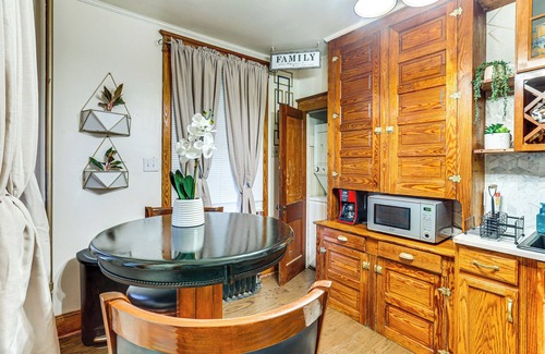 Harrisburg - Hershey Casa | 2 Mi to Dtwn: Harrisburg Escape w/ Furnished Deck!