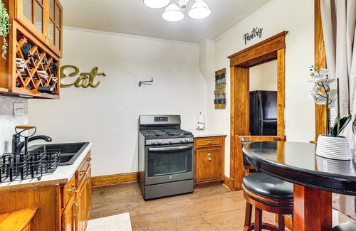 Harrisburg - Hershey Casa | 2 Mi to Dtwn: Harrisburg Escape w/ Furnished Deck!