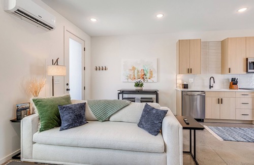 Parkridge Casa | < 2 Mi to Dtwn: Modern Townhome in Knoxville