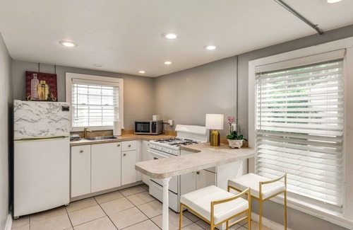East Hill Apartamento | 2 Mi to Dtwn Pensacola: Dog-Friendly Apartment
