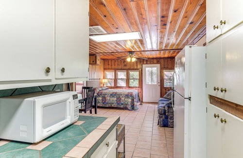 Lake Whitney Cabaña | 2 Mi to Fishing on Lake Whitney: Cottage w/Deck