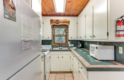Lake Whitney Cabaña | 2 Mi to Fishing on Lake Whitney: Cottage w/Deck