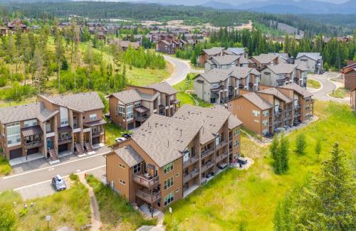 Rendezvous Casa | 2 Mi to Fraser River Trail Townhome with Hot Tub!