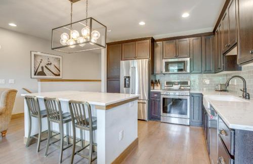 Rendezvous Casa | 2 Mi to Fraser River Trail Townhome with Hot Tub!