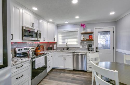 St. Charles Casa | 2 Mi to Frontier Park Pet-Friendly Retreat