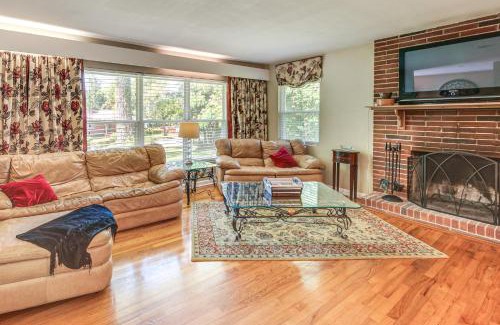 Tallahassee Casa | 2 Mi to FSU and FAMU Home with Spacious Deck!