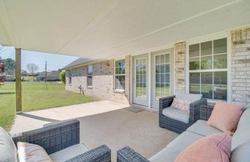 Grove Casa | 2 Mi to Grand Lake Grove Home with Fenced-In Yard