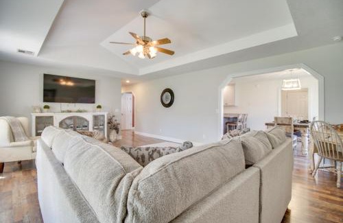 Grove Casa | 2 Mi to Grand Lake Grove Home with Fenced-In Yard