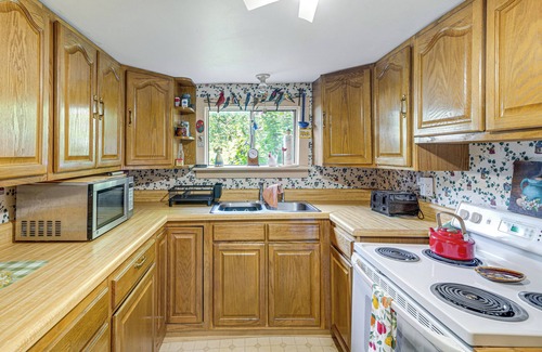 Fayetteville Cabaña | 2 Mi to Hiking Trails: Cozy Fayetteville Cottage!