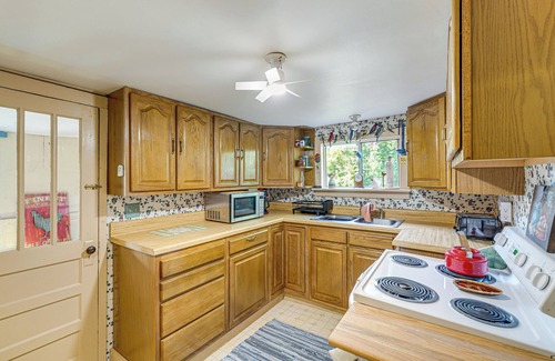 Fayetteville Cabaña | 2 Mi to Hiking Trails: Cozy Fayetteville Cottage!