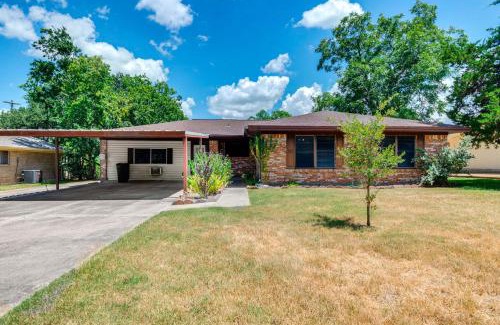 College Station Casa | 2 Mi to Kyle Field Bryan Home with Fenced Yard