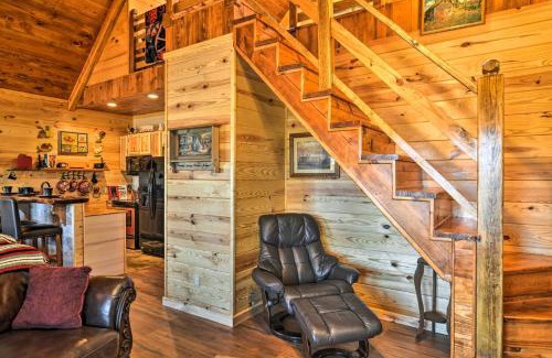 Hot Springs Casa | 2 Mi to Lake Hamilton Hot Springs Cabin with Loft!