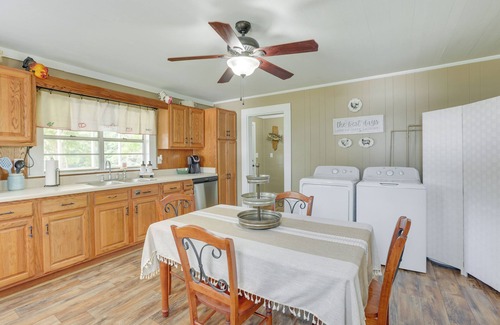 Lineville Casa | 2 Mi to Lake: Lineville Farmhouse w/ Fire Pit