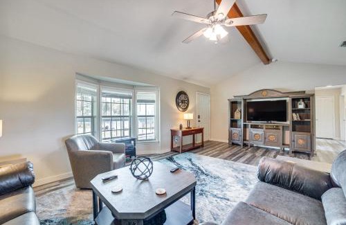 Dogwood Casa | 2 Mi to Lake Monticello Home with Large Decks!