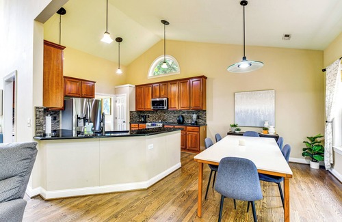 Huntersville Casa | 2 Mi to Lake Norman: Home w/ Deck in Huntersville!
