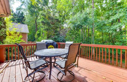 Huntersville Casa | 2 Mi to Lake Norman Home with Deck in Huntersville!