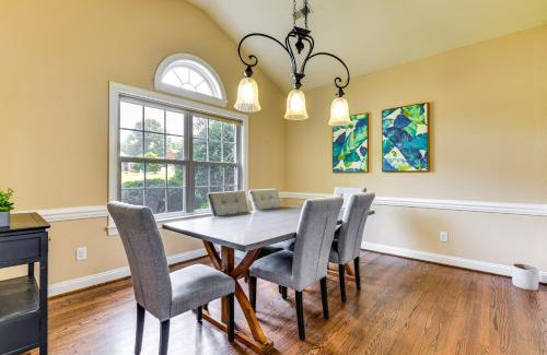Huntersville Casa | 2 Mi to Lake Norman Home with Deck in Huntersville!