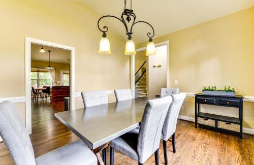 Huntersville Casa | 2 Mi to Lake Norman Home with Deck in Huntersville!