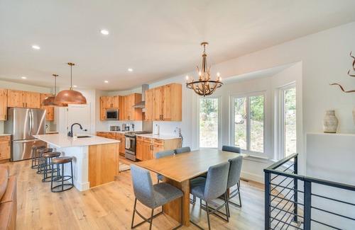 Twin Lakes Casa | 2 Mi to Lake: Stunning Twin Lakes Home w/ Deck