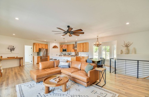 Twin Lakes Casa | 2 Mi to Lake: Stunning Twin Lakes Home w/ Deck