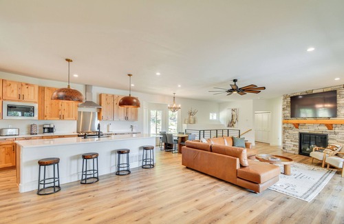 Twin Lakes Casa | 2 Mi to Lake: Stunning Twin Lakes Home w/ Deck
