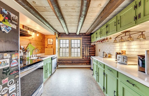 West Burke Cabina | 2 Mi to Lake Willoughby: Peaceful Log Cabin!