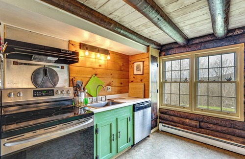 West Burke Cabina | 2 Mi to Lake Willoughby: Peaceful Log Cabin!