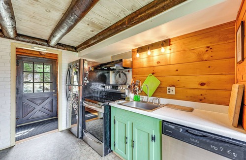 West Burke Cabina | 2 Mi to Lake Willoughby: Peaceful Log Cabin!