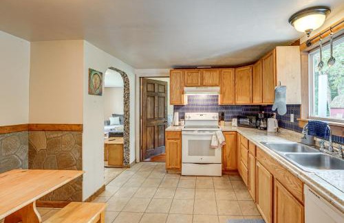Muskegon Casa | 2 Mi to Michigans Adventure Family Home with Patio