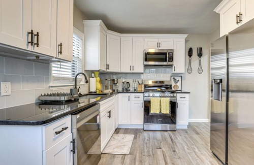 Piedmont Heights Apartamento | 2 Mi to Midtown: Chic Apartment in Atlanta!