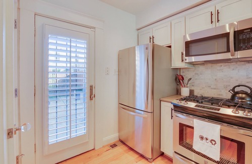 Le Droit Park Casa | 2 Mi to National Mall: Stunning Townhome w/ Patio!